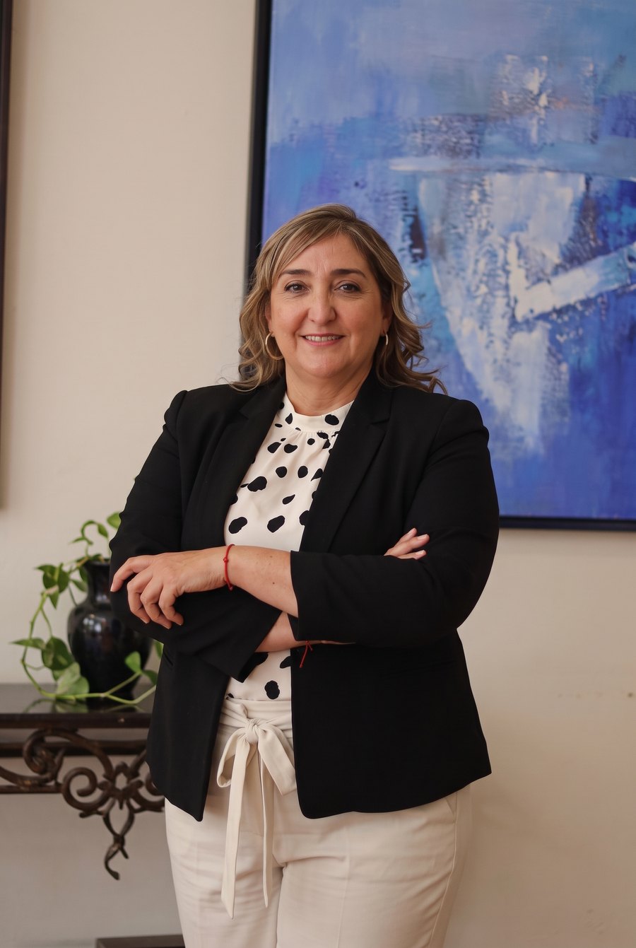 Retrato fotográfico de la Dra. Alejandra Marín Alcalá